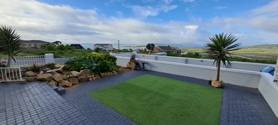 6 Bedroom Property for Sale in Hoogland Western Cape